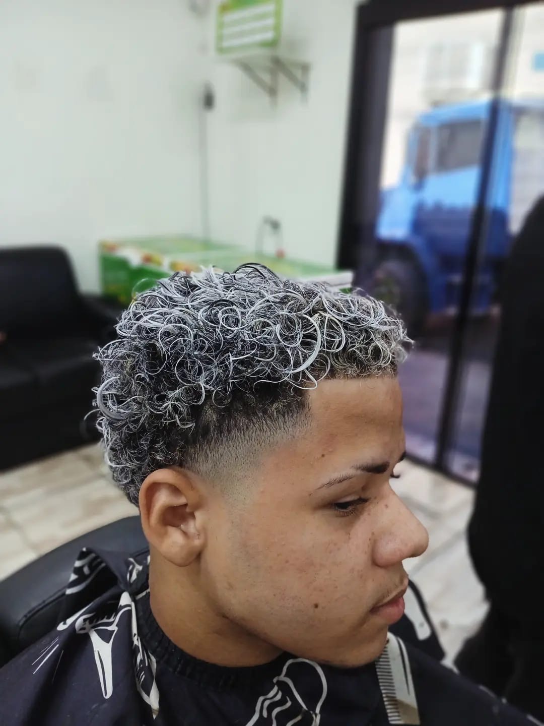 Corte masculino platinado feito na barbearia