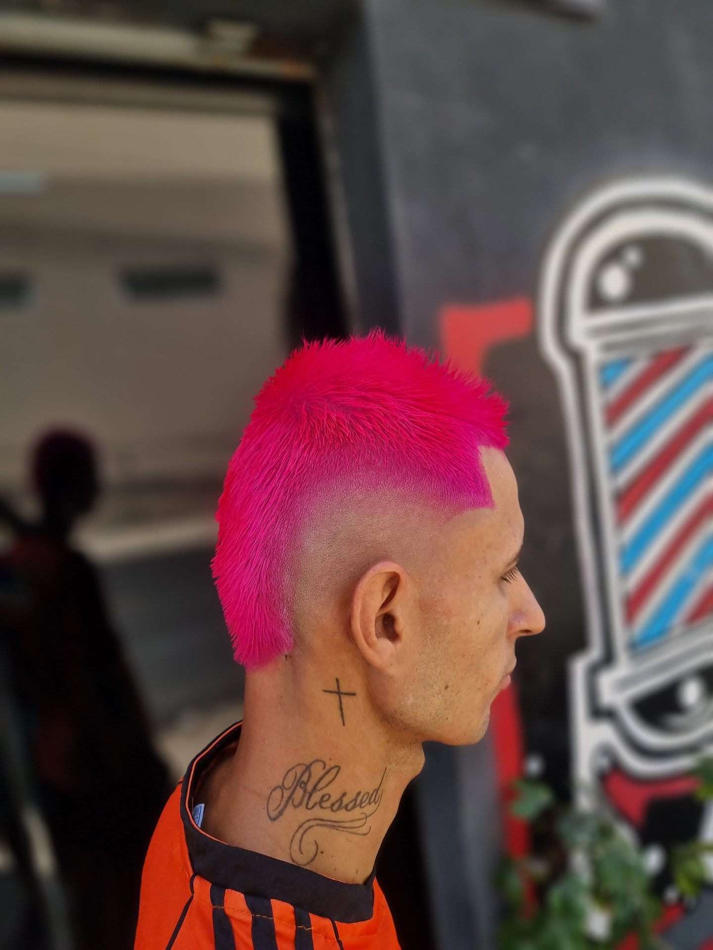 Corte masculino com degradê e acabamento