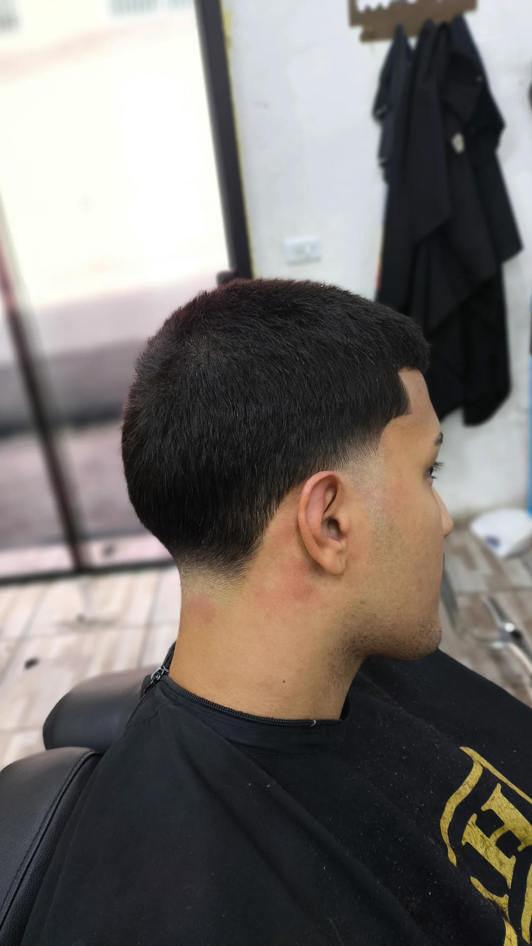Corte masculino com degradê baixo e acabamento preciso
