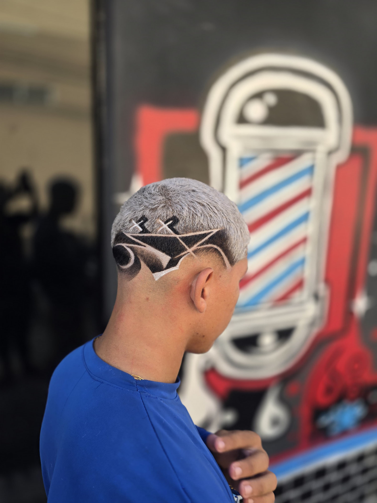 Freestyle geométrico em cabelo platinado