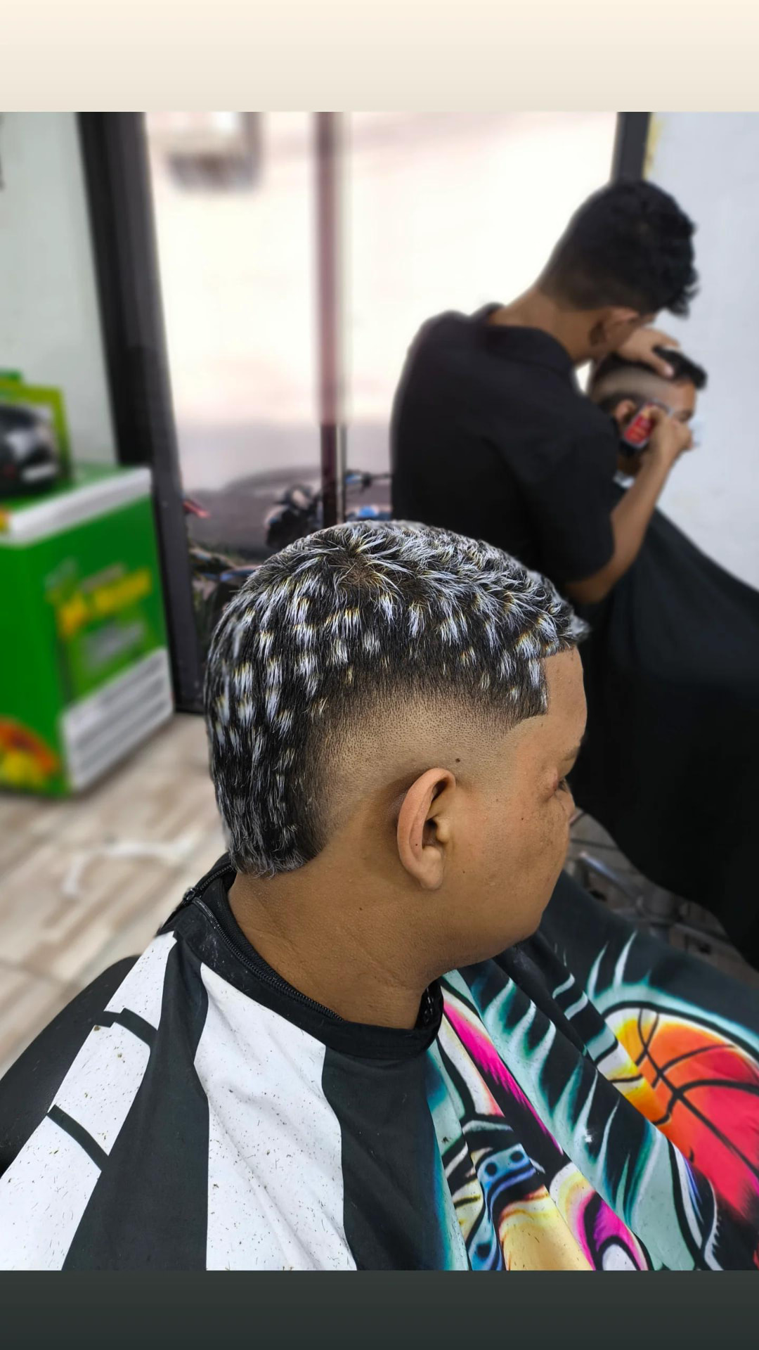 Corte platinado com padrão texturizado